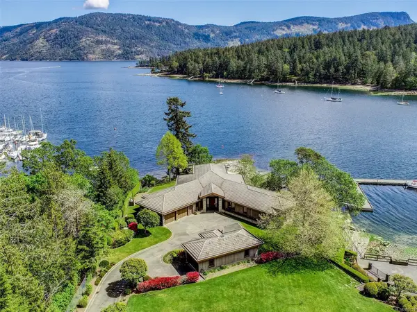 6301 Genoa Bay Rd, Duncan BC V9L 6X6 - 4 bed, 4 bath in Duncan