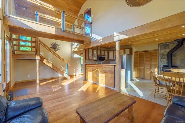 316 Leighton Way, Tofino BC V0R 2Z0 - 5 bed, 5 bath in Tofino