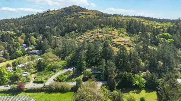 4439 Blenkinsop Rd, Saanich BC V8X 2C3 - 6 bed, 3 bath in Saanich