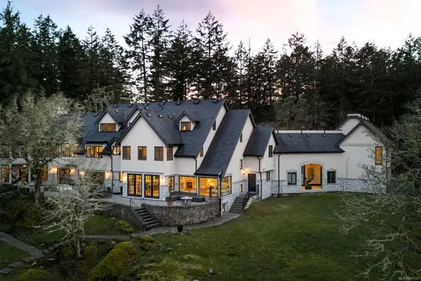 1708 Woodsend Dr, Saanich BC V9E 1H7