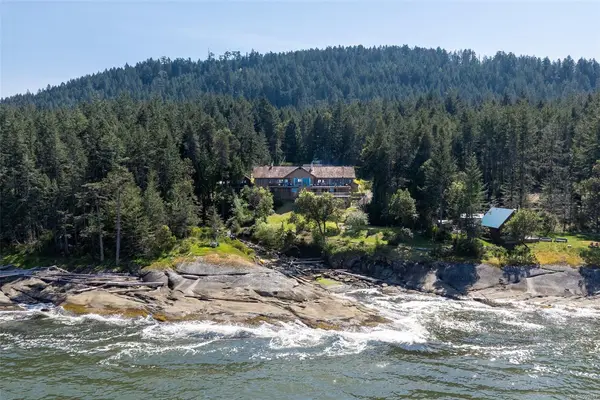 474 Sticks Allison Rd, Galiano Island BC V0N 1P0 - 6 bed, 5.0 bath in Galiano Island