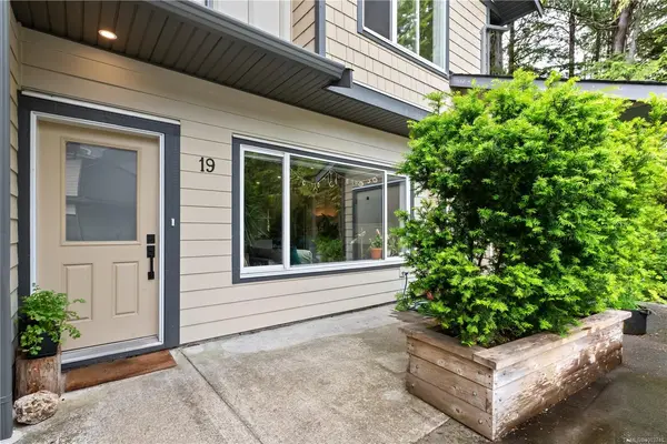 625 Hellesen Dr # 19, Tofino BC V0R 2Z0 - 3 bed, 3 bath in Tofino