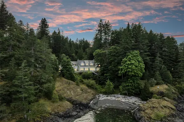 1790 Hyacinthe Bay Rd, Quadra Island BC V0P 1H0 - 6 bed, 8.0 bath in Quadra Island