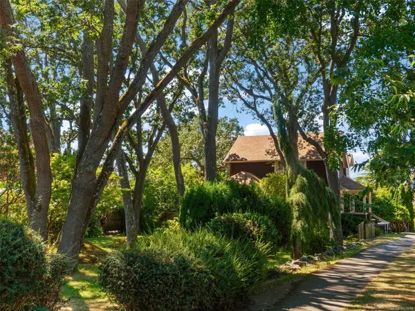 1353 Craigdarroch Rd, Victoria BC V8S 2A6 - 4 bed, 3 bath in Victoria