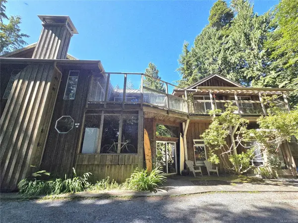 1294 Lynn Rd, Tofino BC V0R 2Z0 - 9 bed, 5 bath in Tofino