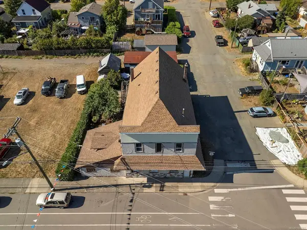 2780 Dunsmuir Ave, Cumberland BC V0R 1S0 - 7 bed, 4.0 bath in Cumberland