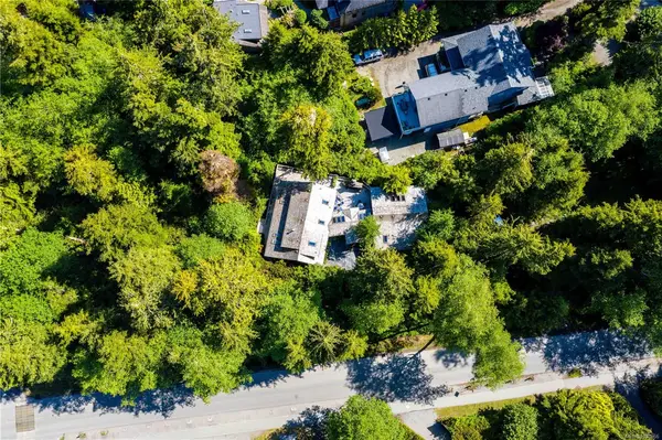 1180 Lynn Rd, Tofino BC V0R 2Z0 - 5 bed, 3.0 bath in Tofino