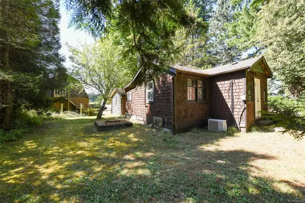 5835 Island Hwy N, Courtenay BC V9J 1T3 - 1 bed, 1 bath in Courtenay