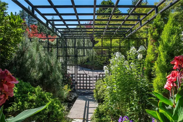 1093 Ash St, Campbell River BC V9W 1G6 - 3 bed, 5 bath in Campbell River