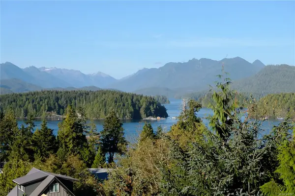 591 Pfeiffer Cres # 204, Tofino BC V0R 2Z0 - 3 bed, 3.0 bath in Tofino