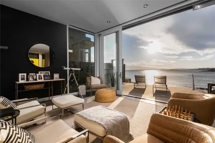 2086 Marne St, Oak Bay BC V8S 4J8 - 4 bed, 3.0 bath in Oak Bay