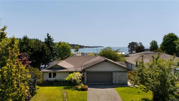 3819 Beachview Pl, Saanich BC V8P 5N8 - 3 bed, 3 bath in Saanich