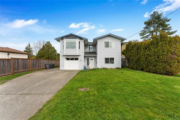 1560 Prairie St, Saanich BC V8N 2L3 - 7 bed, 3 bath in Saanich