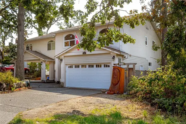 999 Admirals Rd, Esquimalt BC V9A 2P1 - 3 bed, 3.0 bath in Esquimalt