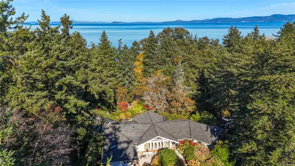 2623 Queenswood Dr, Saanich BC V8N 1X6 - 5 bed, 5 bath in Saanich