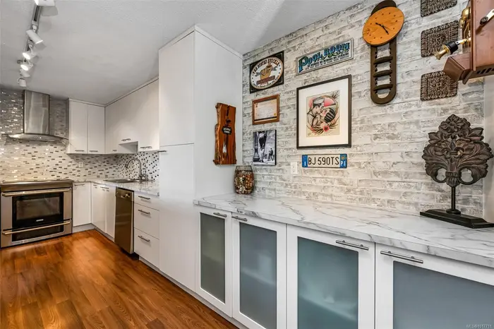 1000 Esquimalt Rd # 205, Esquimalt BC V9A 3N2 - 2 bed, 2.0 bath in Esquimalt