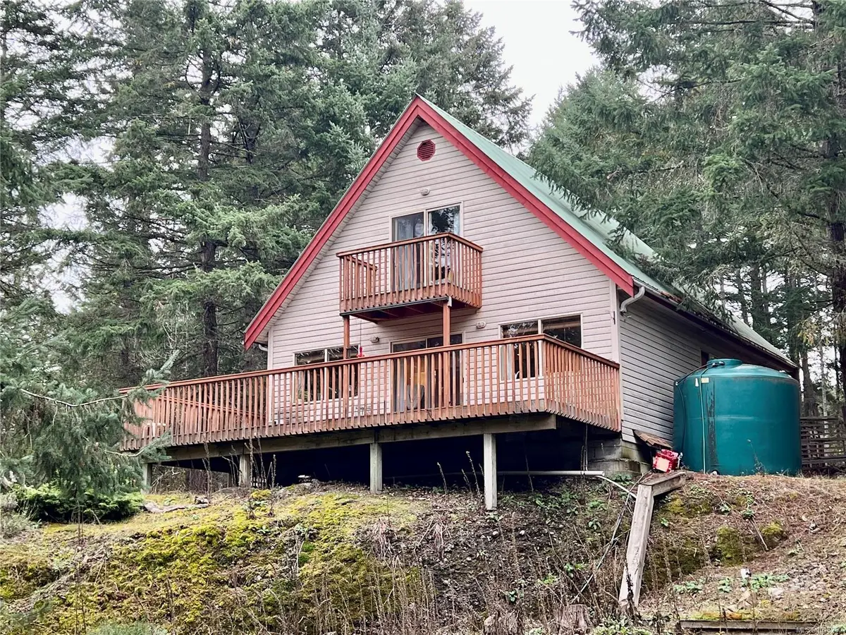 702 Charter Rd, Mayne Island BC V0N 2J1