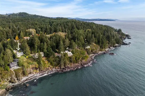 2594 Seaside Dr, Sooke BC V9Z 1G7 - 4 bed, 3 bath in Sooke