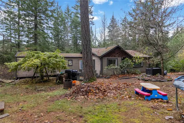 660 Millstream Lake Rd, Highlands BC V9B 6E9 - 3 bed, 2 bath in Highlands
