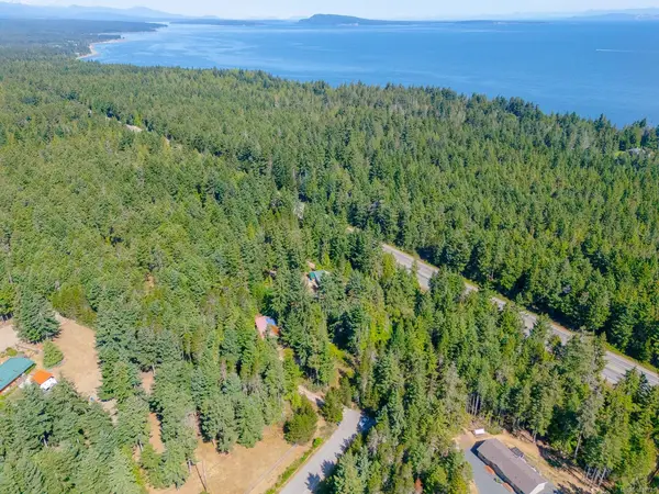 300 Oakdowne Rd, Qualicum Beach BC V9K 2G1 - 3 bed, 2.0 bath in Qualicum Beach