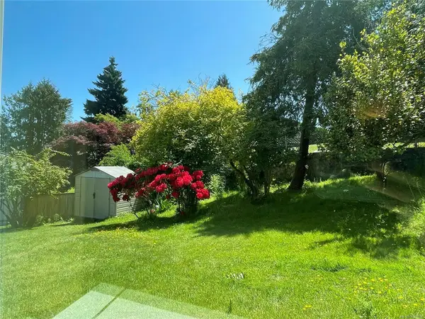 985 Gloria Pl, Saanich BC V8Y 1L4 - 3 bed, 3 bath in Saanich