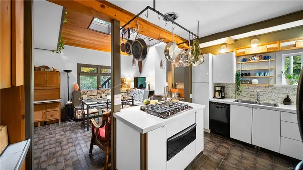 1168 Burnside Rd W, Saanich BC V8Z 1N6 - 4 bed, 4 bath in Saanich