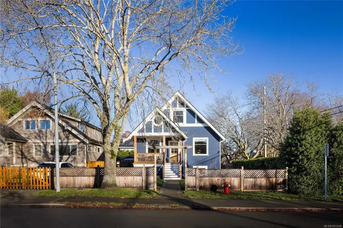 2194 Central Ave, Oak Bay BC V8S 2R5 - 5 bed, 3.0 bath in Oak Bay