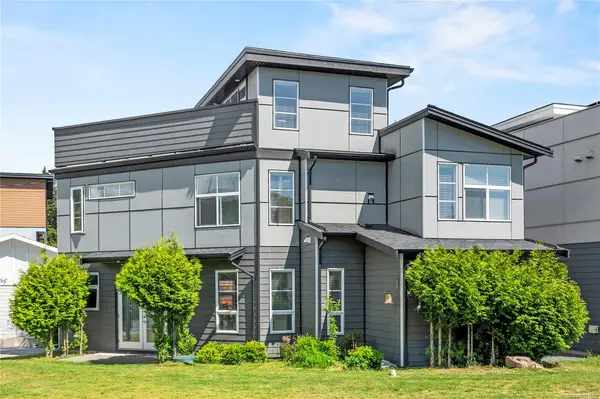 701 Strandlund Ave, Langford BC V9B 3G2 - 3 bed, 3 bath in Langford