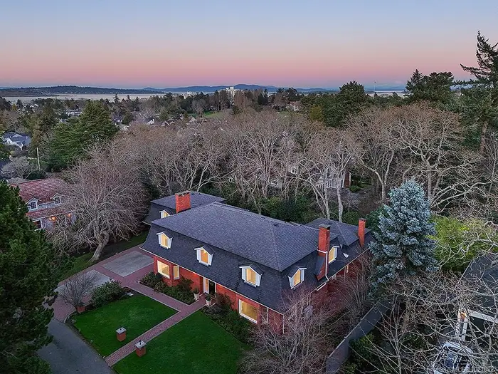 611 Island Rd, Oak Bay BC V8S 2T7 - 3 bed, 3.0 bath in Oak Bay