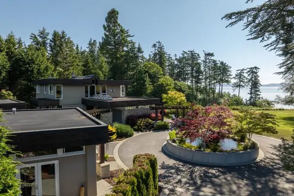 5605 Parker Ave, Saanich BC V8Y 2N2 - 7 bed, 6 bath in Saanich