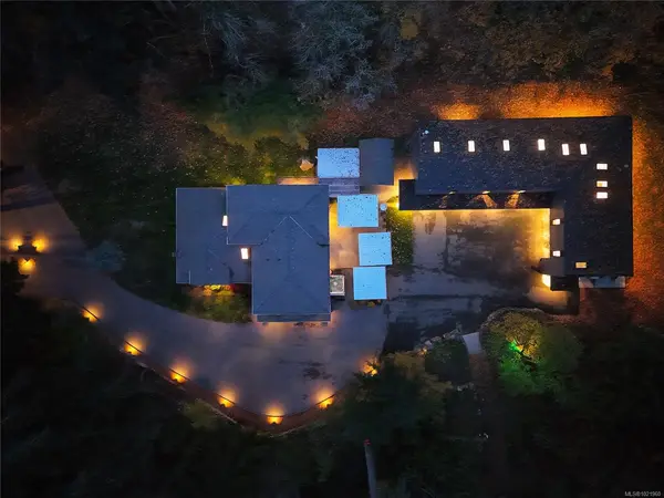 851 Sayward Rd, Saanich BC V8Y 1R5 - 5 bed, 5 bath in Saanich