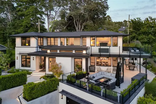 717 Robleda Cres, Victoria BC V8S 3K6 - 5 bed, 5.0 bath in Victoria