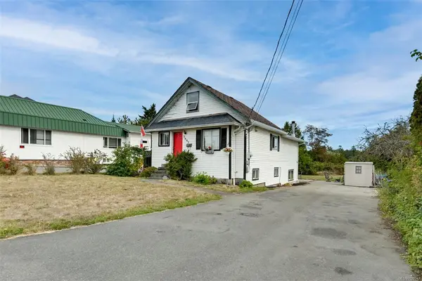 3883 Douglas St, Saanich BC V8Z 3M1 - 6 bed, 2 bath in Saanich