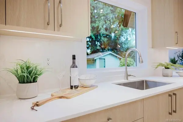 5180 Rutli Meadows Pl, Saanich BC V8Y 1X6 - 3 bed, 3 bath in Saanich