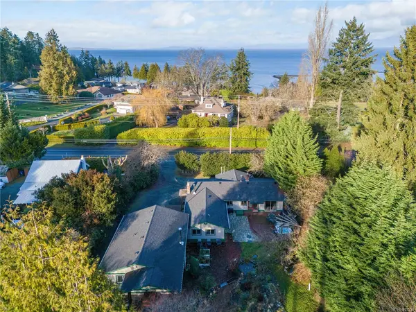 3872 Island Hwy W, Qualicum Beach BC V9K 2G9 - 5 bed, 3.0 bath in Qualicum Beach