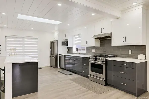 2710 Victor St, Victoria BC V8R 4E4 - 6 bed, 4 bath in Victoria