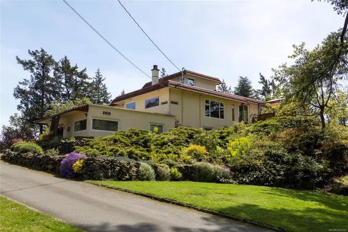 3815 Wilkinson Rd, Saanich BC V8Z 5A3 - 3 bed, 1.0 bath in Saanich
