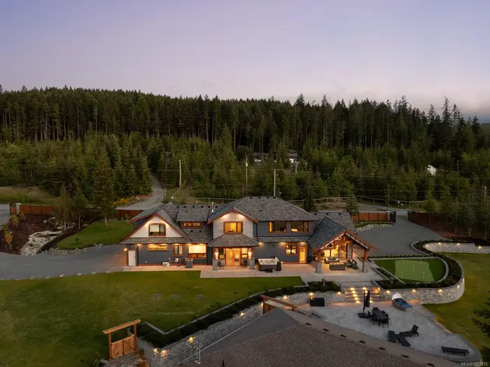 2833 Woodcroft Pl, Shawnigan Lake BC V8H 2E4 - 4 bed, 4.0 bath in Shawnigan Lake