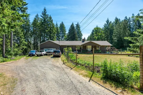 8598 Island Hwy N, Black Creek BC V9N 1H3 - 6 bed, 5.0 bath in Black Creek