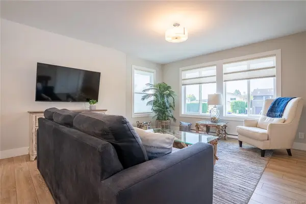 812 Mann Ave, Saanich BC V8Z 3C4 - 3 bed, 3 bath in Saanich