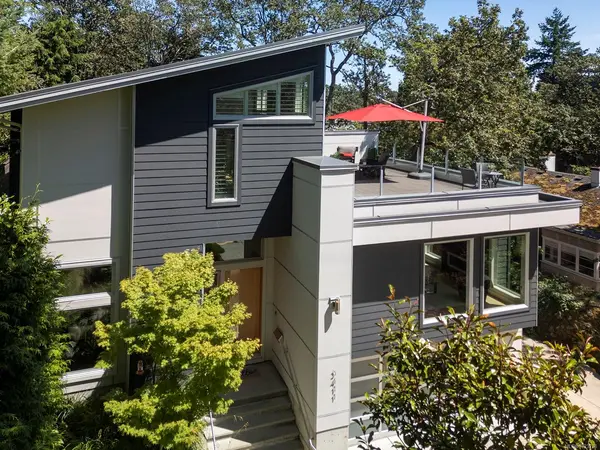 3411 Mayfair Dr, Saanich BC V8P 1R2 - 4 bed, 4 bath in Saanich