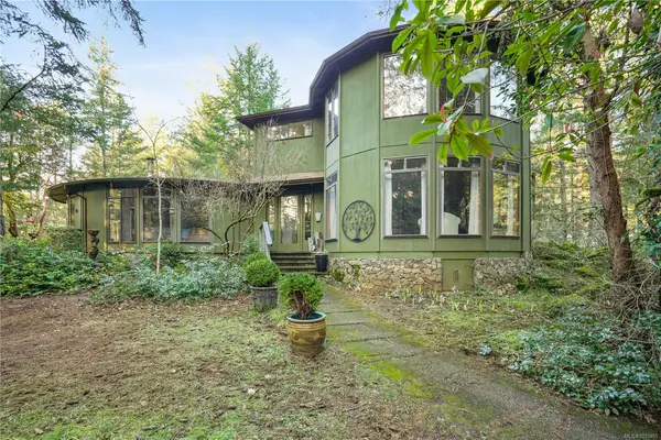 3383 Lakeridge Pl, Highlands BC V9E 1C8 - 5 bed, 4.0 bath in Highlands