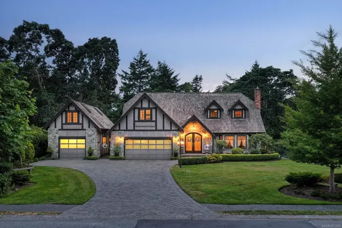 2773 Arbutus Rd, Saanich BC V8N 5X8 - 4 bed, 4.0 bath in Saanich