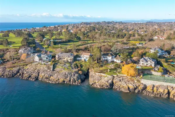 987 Beach Dr, Oak Bay BC V8S 2N2 - 3 bed, 3 bath in Oak Bay