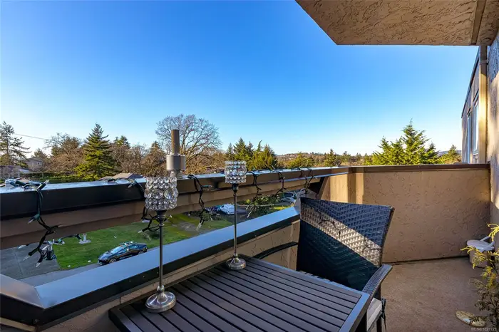 3800 Quadra St # 405, Saanich BC V8X 1H8 - 2 bed, 1.0 bath in Saanich