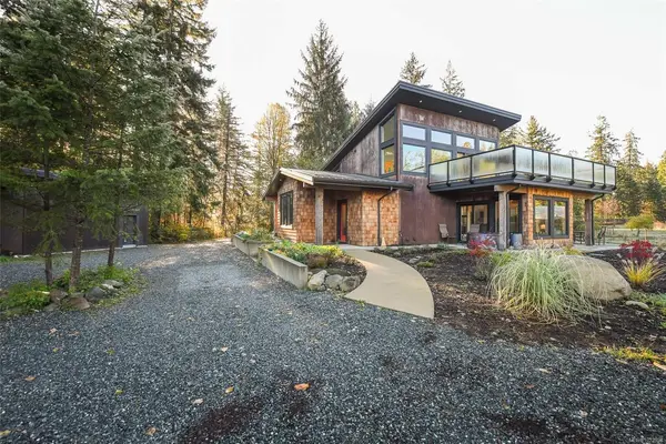 7592/7586 Gabby Rd, Merville BC V0R 2M0 - 5 bed, 3.0 bath in Merville