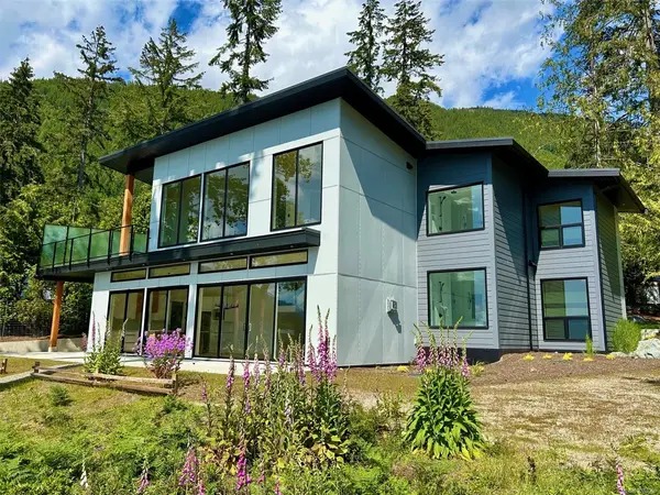 8394 Sa-Seen-Os Rd, Youbou BC V0R 3E1 - 5 bed, 4.0 bath in Youbou