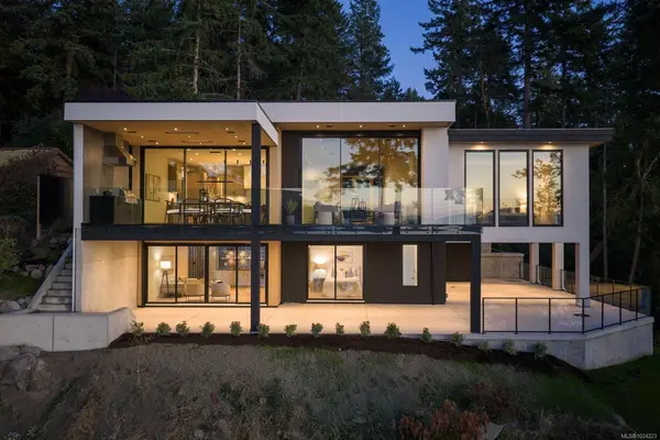 418 Lands End Rd, North Saanich BC V8L 5L9 - 3 bed, 4 bath in North Saanich