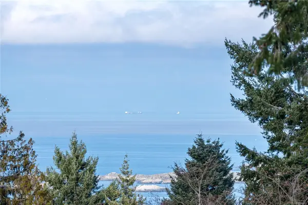 7496 Clark Cres, Lantzville BC V0R 2H0 - 4 bed, 4 bath in Lantzville