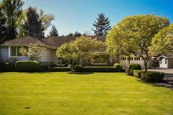 3270 Beach Dr, Oak Bay BC V8R 6M1 - 5 bed, 4 bath in Oak Bay